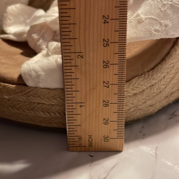 Adorable white laced bow wedges - Picture 6 of 7
